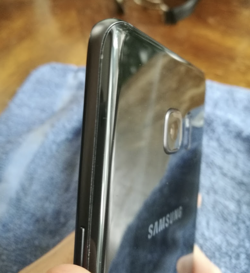 國外網友預購時所拿到的 Note 7 瑕疵機,表示螢幕與機身邊框間具有相當明顯的間隙(圖片來源/擷取自Reddit 網站)