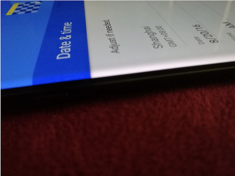 從另外一個角度來看  Note  7 的螢幕間隙(圖片來源/擷取自Reddit 網站)