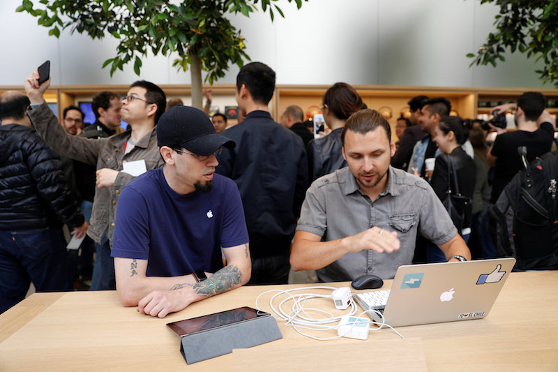 在 Apple Store 裡頭,找到對的人將會加速解決問頭所花費的時間,圖片顯示為媒體正在接受 Apple Genius 人員的產品問題解決服務(圖片來源/美聯)