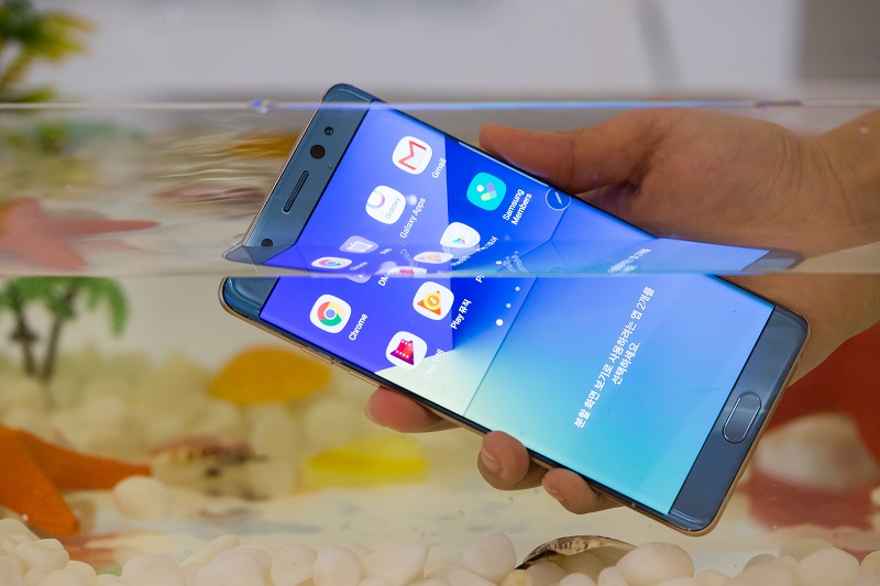 Samsung 已經在旗下旗艦手機上大量應用雙曲面玻璃螢幕(圖/彭博社)