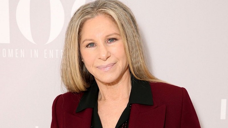 Barbra Streisand 因為 Siri 拼音不正確而致電 Tim Cook(圖/Hollywood Reporter)