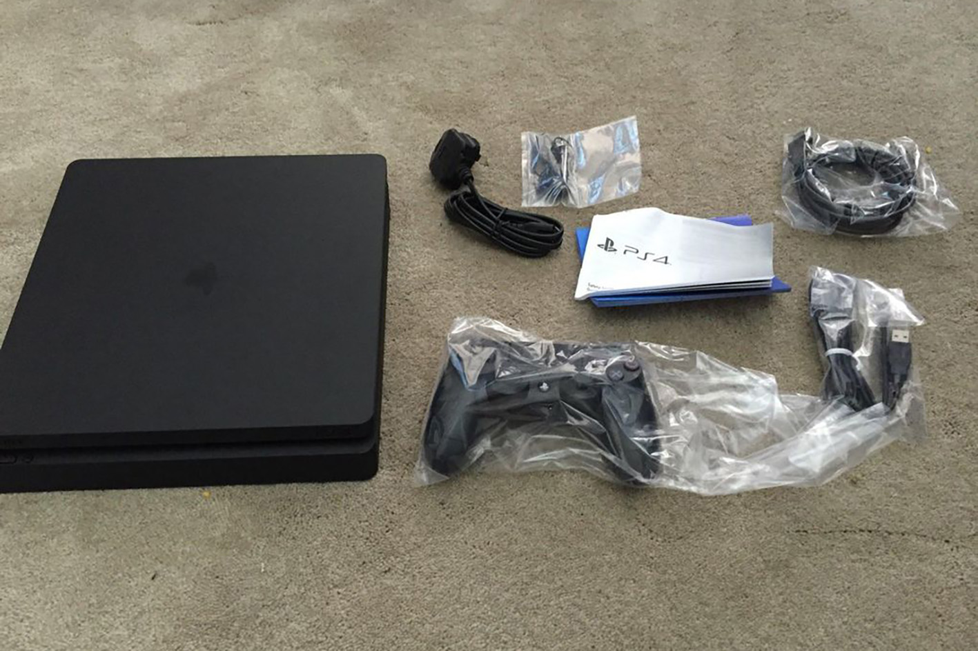 圖上的這台歐版 PS4 配有 500GB 容量的硬碟。從圖上來看,新版的 PS4 外型會比原本的更圓潤、大小跟重量也會相對減少許多。(圖片來源/Theverge)