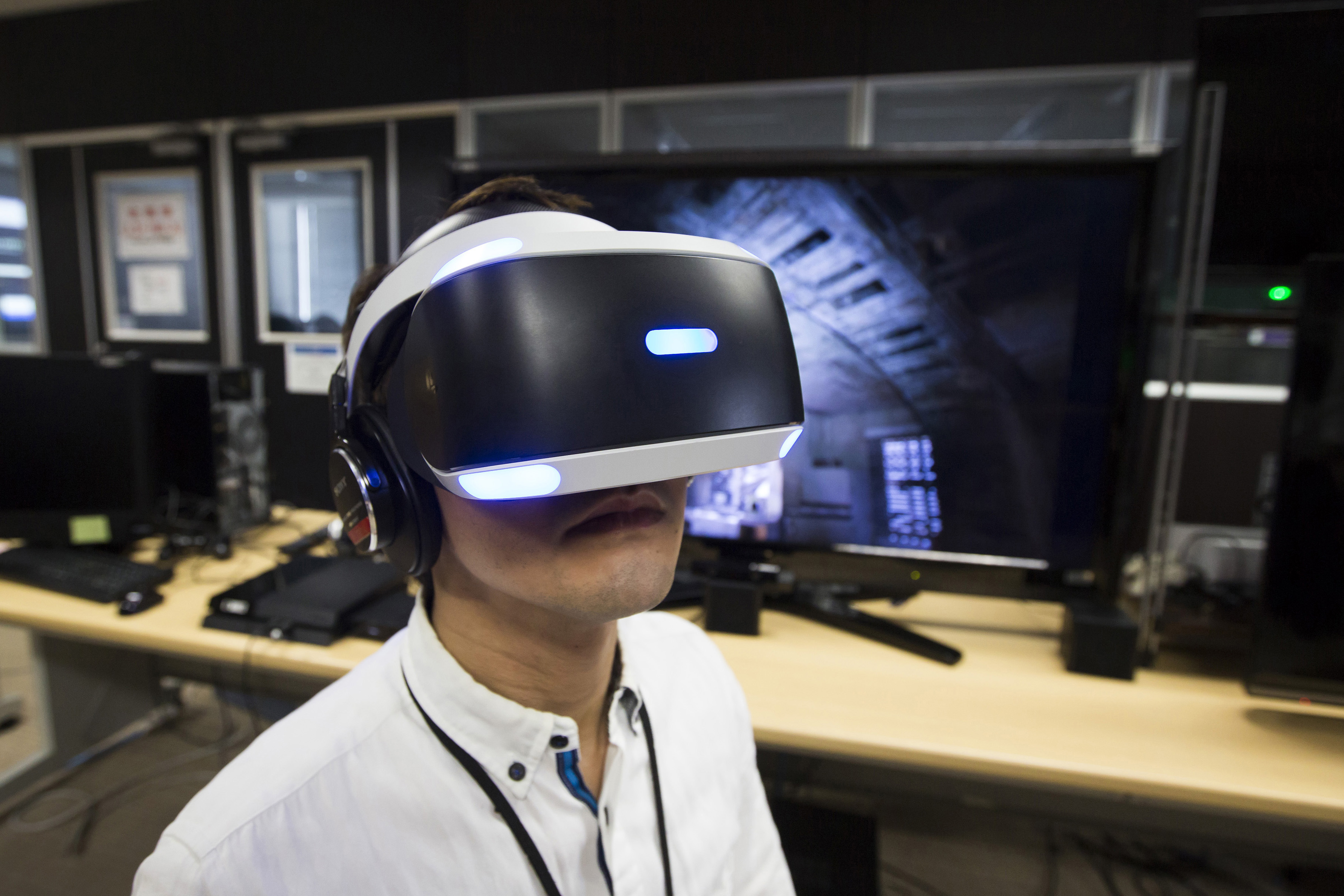 為因應 VR 遊戲時代的來臨,各家遊戲主機大廠急著推出高效能的遊戲主機。(圖片來源/彭博社)