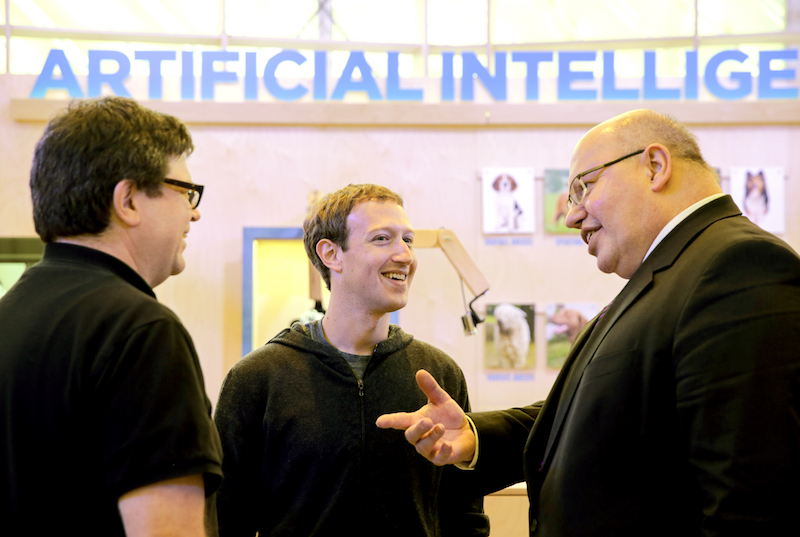 包括 Facebook 在內,各大科技廠商目前都將未來發展目光投向人工智慧(圖片中央為 Facebook CEO 馬克佐克伯,圖片來源/美聯)