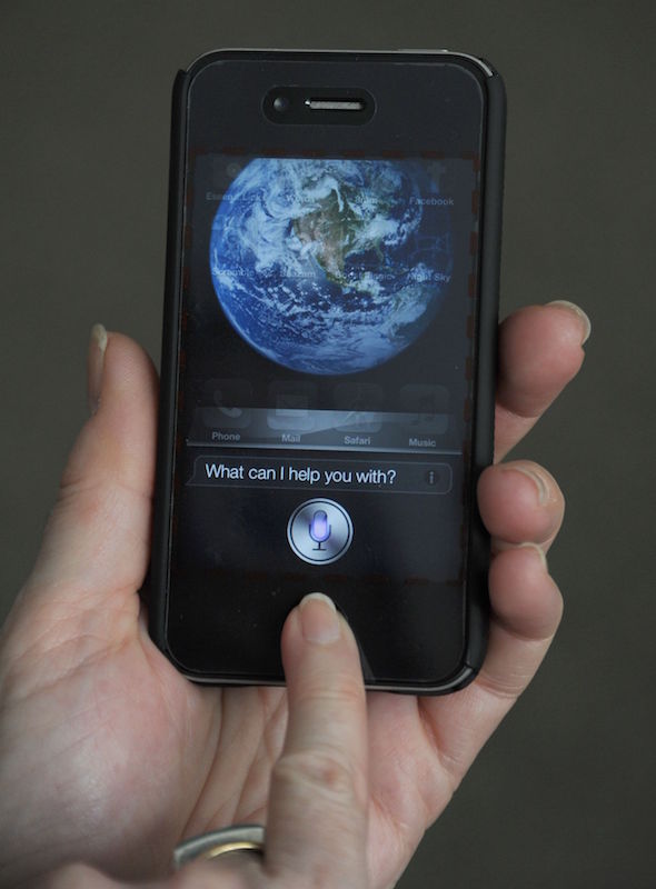 Siri 也並不是 Apple 自行開發的產品,而在 2010 年併購進來的(圖片來源/法新)