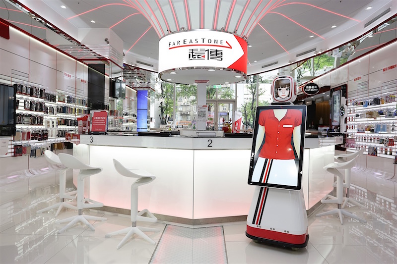 首家機器人服務店面是位在台北三創園區的遠傳未來店,機器人店員將會輪流在全台各門市進行服務(圖片來源/遠傳電信)