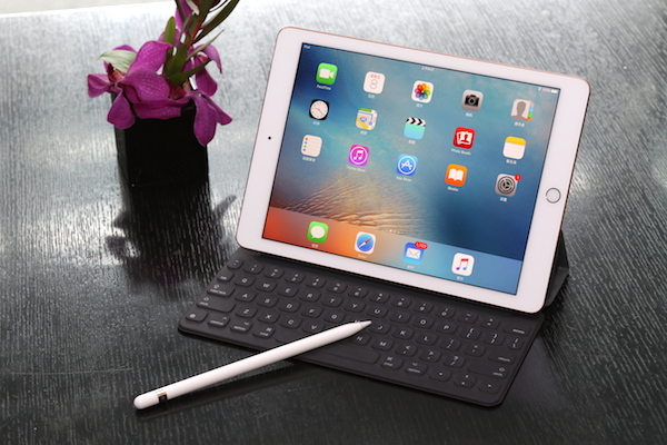 今年才推出的  9.7 吋 iPad Pro 可能推出較大尺寸的更新版本 (圖片來源/記者陳宜豐攝)