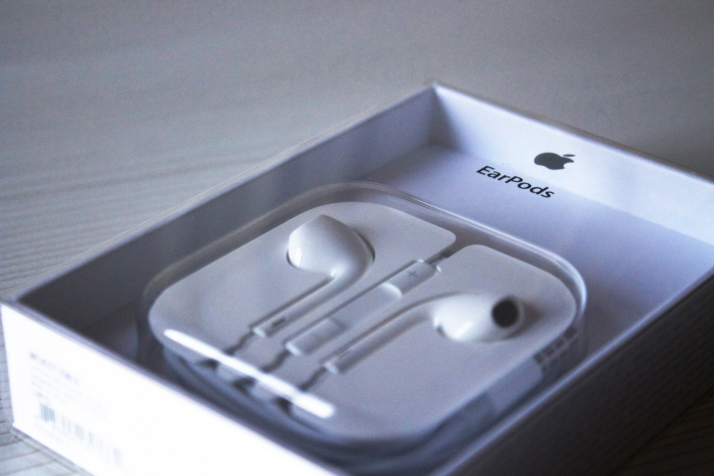 iPhone 7 取消耳機孔後,傳統耳機將無法直接連接在 iPhone 7 上(圖/彭博社)