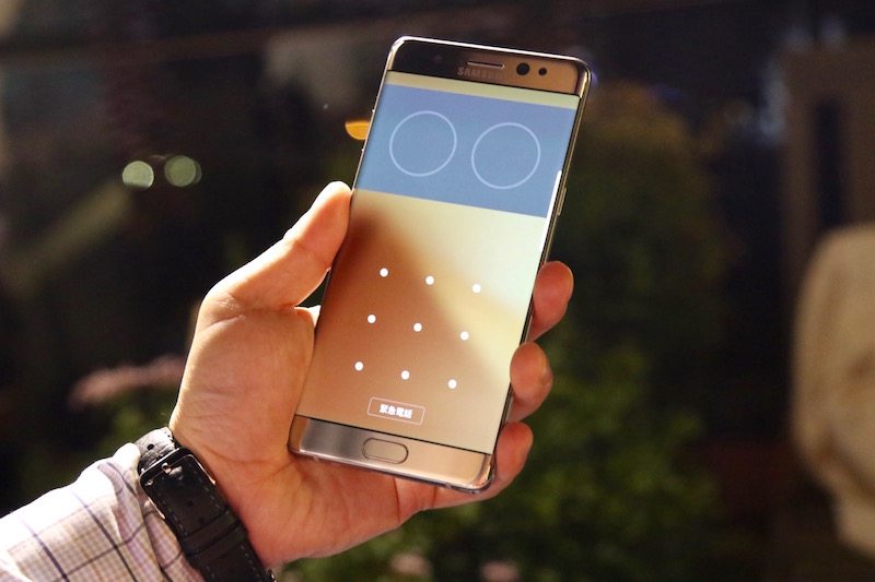 Galaxy Note 7 的虹膜辨識技術。只要將眼睛對準螢幕上兩個圓圈,就可以開始進行虹膜辨識了。(記者陳宜豐攝影)