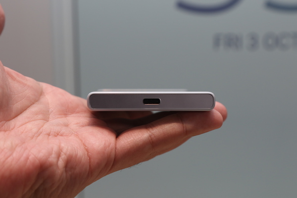 Xperia X Compact 採用 USB-C 連接口（圖／記者陳宜豐攝）