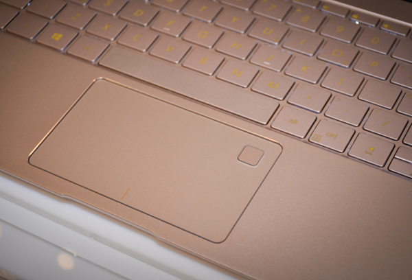 ZenBook 3 在觸控版採用更光滑、容易使用的玻璃材質(圖/記者譚偉晟拍攝)