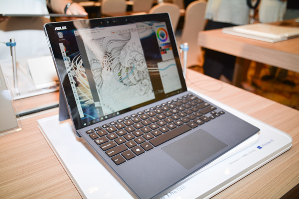 Transformer 3 Pro 與 Surface Pro 4 相當類似(圖/記者譚偉晟拍攝)