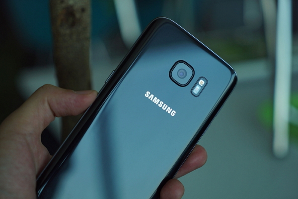 S7 沿用的 Galaxy Note 5 的弧形設計,手感較為圓潤好握(圖/三星)