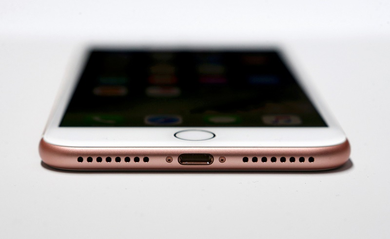 iPhone 7 一如預料取消的耳機孔(圖/路透社)