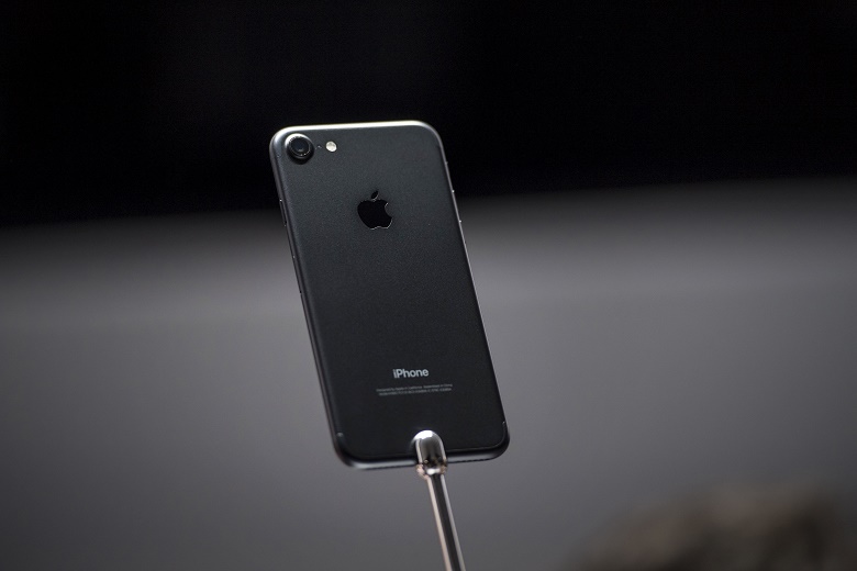 iPhone 7 系列有許多 Apple 首次搭載的元素（圖／彭博社）