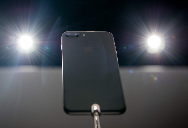 純黑色 iPhone 7 的機身是以噴砂處理鋁金屬,外觀呈現霧面質感(路透社)