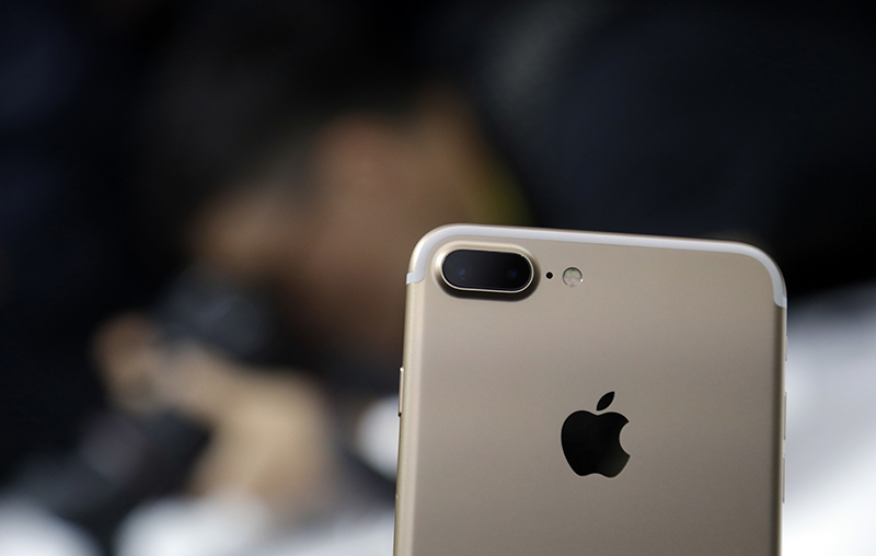 分析師認為,雖然 iPhone 7 Plus 雙鏡頭對於專業於攝影的人來說相當具有吸引力,但對於普羅大眾還並未成為一項殺手級的功能。(圖片來源/美聯社)