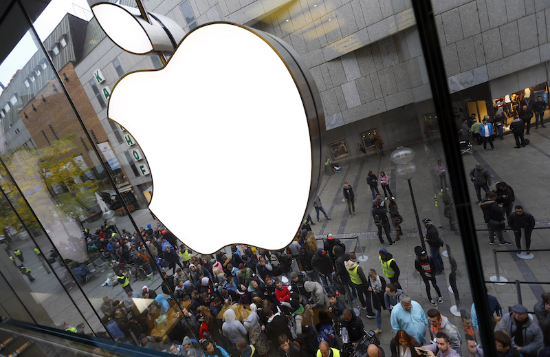 在蘋果發表 iPhone 7 手機引起轟動時,卻悄悄進行裁員措施?(圖片來源/美聯)