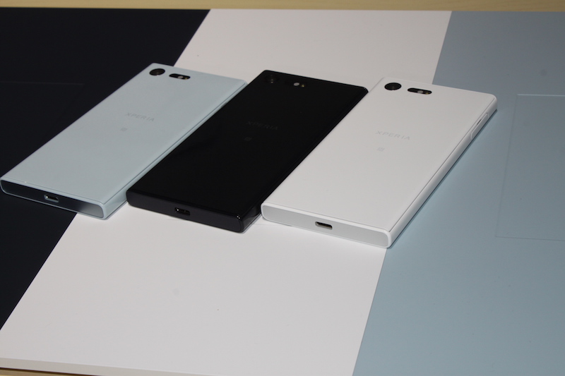 Xperia X Compact 的部分,則有雲瓷白、宇瓷黑以及天瓷藍三種顏色。(記者劉季清攝)