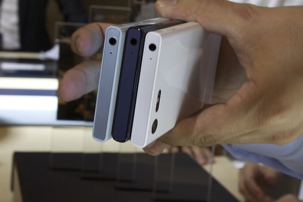 Xperia XZ 以及 X Compact  保留上方的耳機孔(記者劉季清攝)
