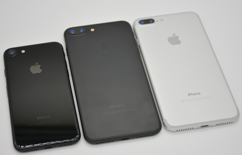 左起：iPhone 7 曜石黑、iPhone 7 Plus 黑、iPhone 7 Plus 銀（圖／記者譚偉晟拍攝）