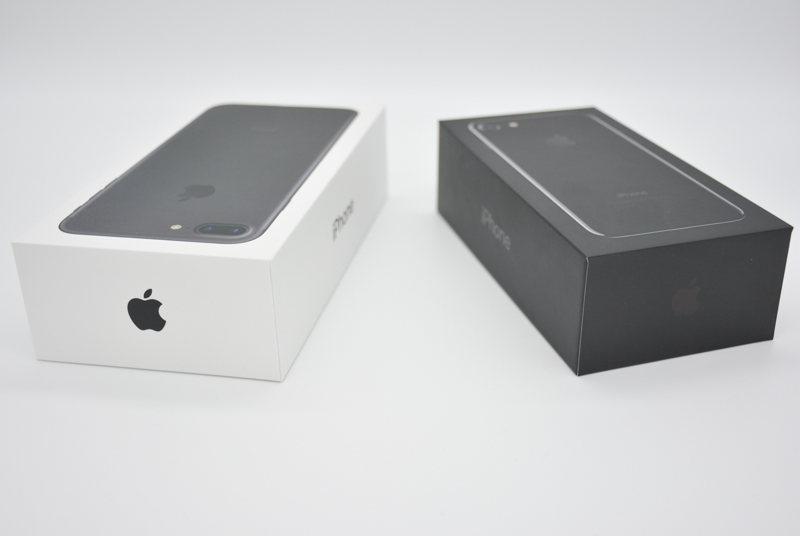 包裝盒內有附上 Lightning EarPods 耳機（圖／記者譚偉晟拍攝）