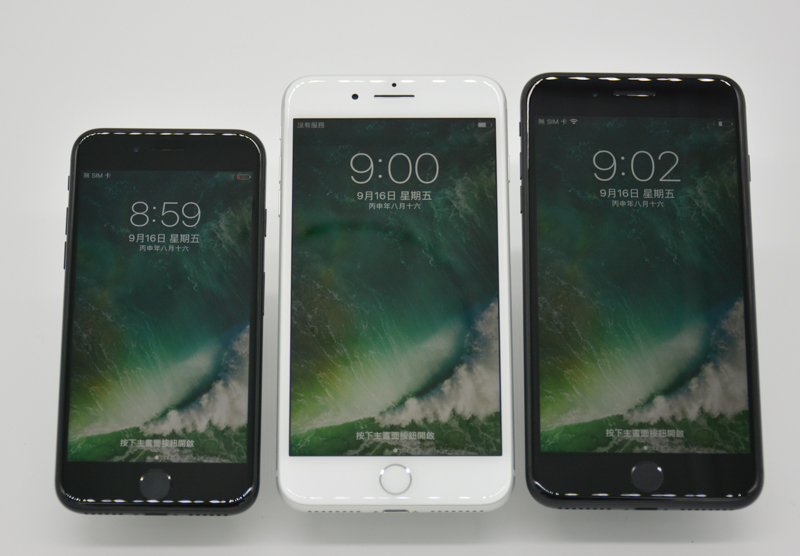 左起：iPhone 7 曜石黑、iPhone 7 Plus 銀、iPhone 7 Plus 黑（圖／記者譚偉晟拍攝）