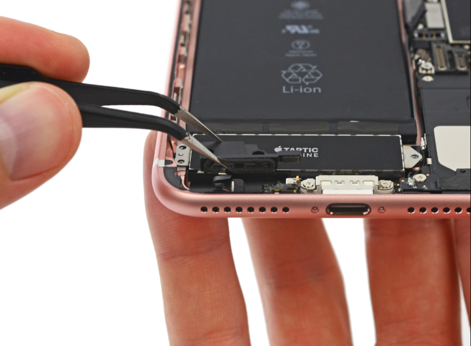 iPhone 7 的耳機開孔雖然有雙邊,但僅有一邊有喇叭(圖/iFix)
