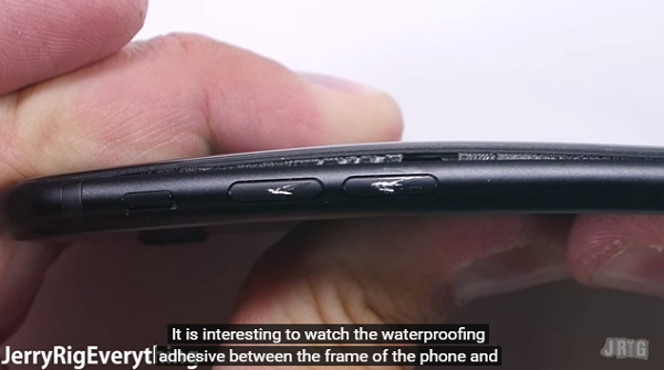 如果以強大的力量去掰彎手機，可以看到手機背蓋微微彈出，防水膠也清晰可見（圖／YouTube）