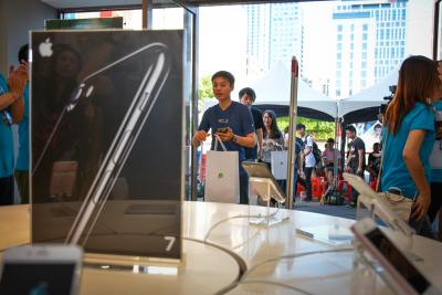 iPhone 7 開賣首日人潮未湧現?第一位買到的人這麼說⋯ iPhone 7 開賣首日人潮未湧現?第一位買到的人這麼說⋯