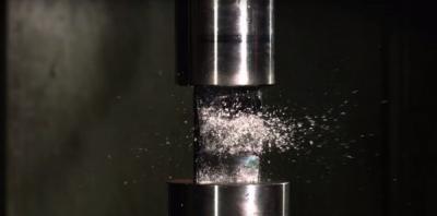 畫面太療癒?液壓機壓碎 iPhone 7 影片曝光! 畫面太療癒?液壓機壓碎 iPhone 7 影片曝光!