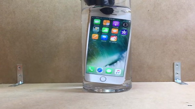 海浪海濤都不怕?iPhone 7 極限防水測試! 海浪海濤都不怕?iPhone 7 極限防水測試!