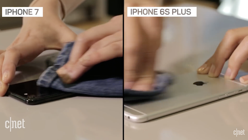 國外網站《CNet》以日常生活可能碰觸的材質對 iPhone 7 曜石黑進行磨擦測試(圖片來源/擷取自 Cnet 影片)