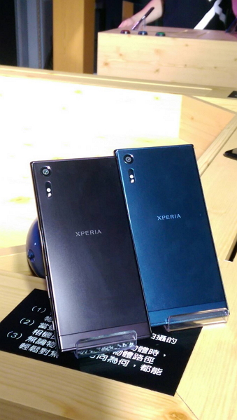 Xperia XZ,左邊為曜岩黑,右邊為新顏色澗水藍(記者劉季清攝)