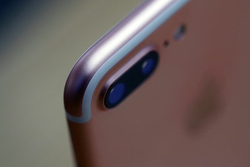 雙鏡頭為 iPhone 7 Plus 的特色之一。(圖片來源/彭博社)