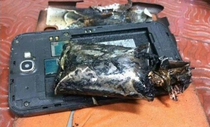 Galaxy Note 2 的電池在飛機降落時起火(圖/Twitter)