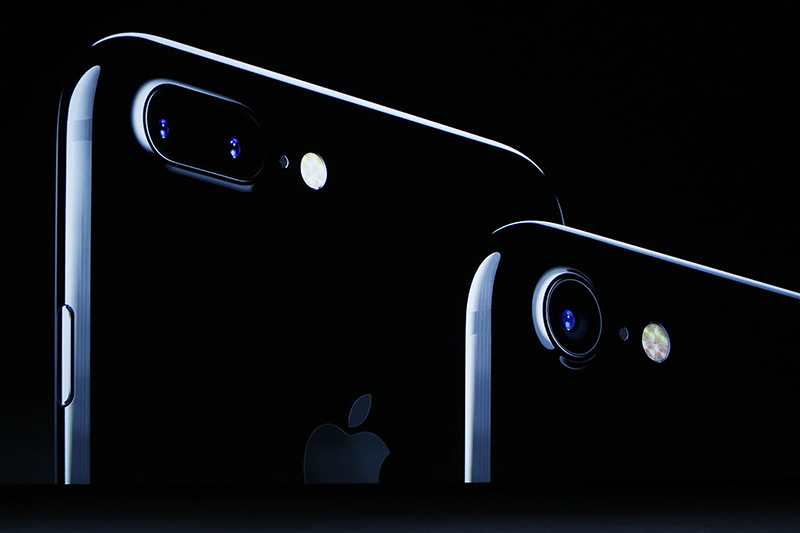 曜石黑 iPhone 7 Plus 目前處於一機難求的地步。(圖片來源/歐新社)