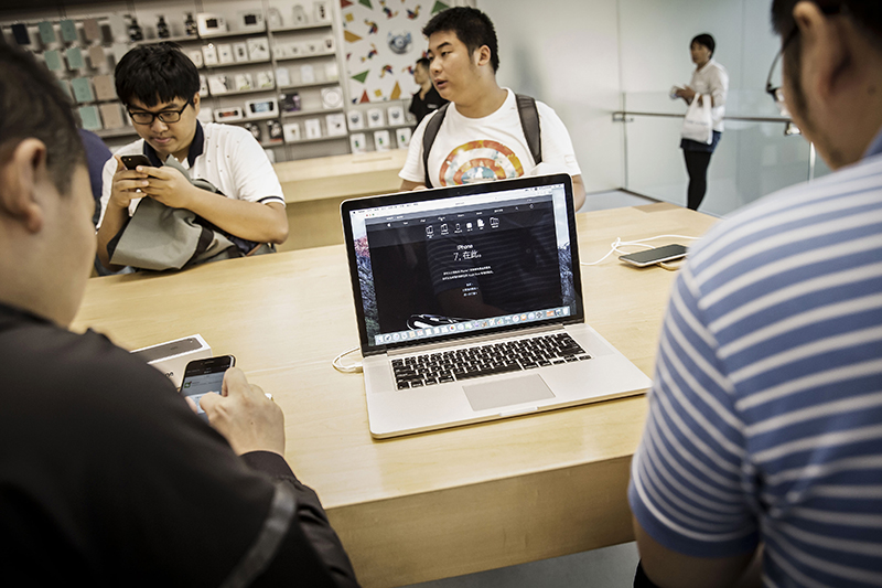 Apple 近年來在 Macbook 電腦上喜愛採用低耗能的內置顯示卡。(圖片來源/彭博社)