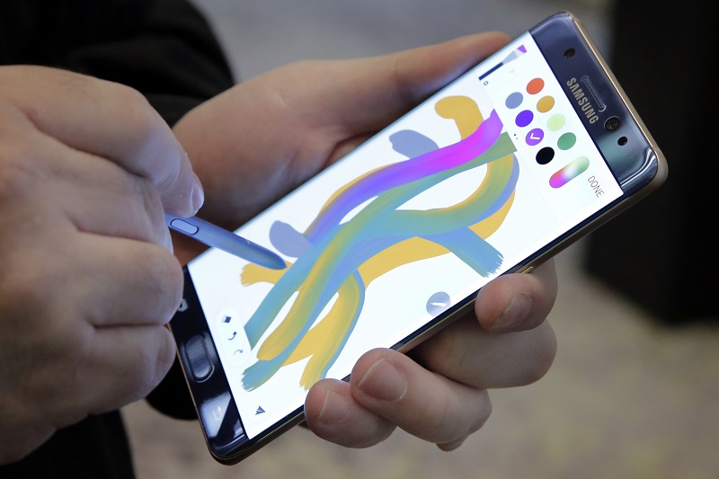 Samsung 這種大手機場,由於有更強的議價能力,將能繼續搶佔有限的智慧型手機市場(圖/美聯社)