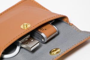 備份 iPhone 只需按一鍵?PQI InstaShot 隨身碟推出! 備份 iPhone 只需按一鍵?PQI InstaShot 隨身碟推出!