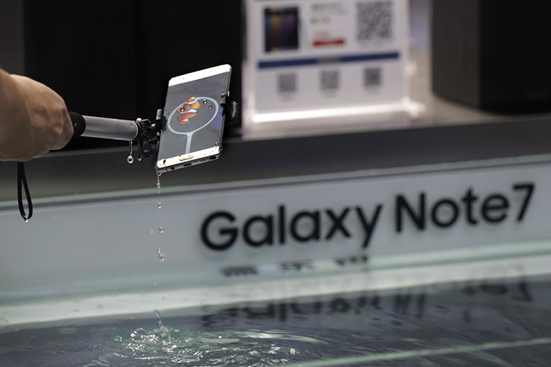 新款 Galaxy Note 7 的過熱狀況,讓用戶難以正常使用手機(圖/美聯社)