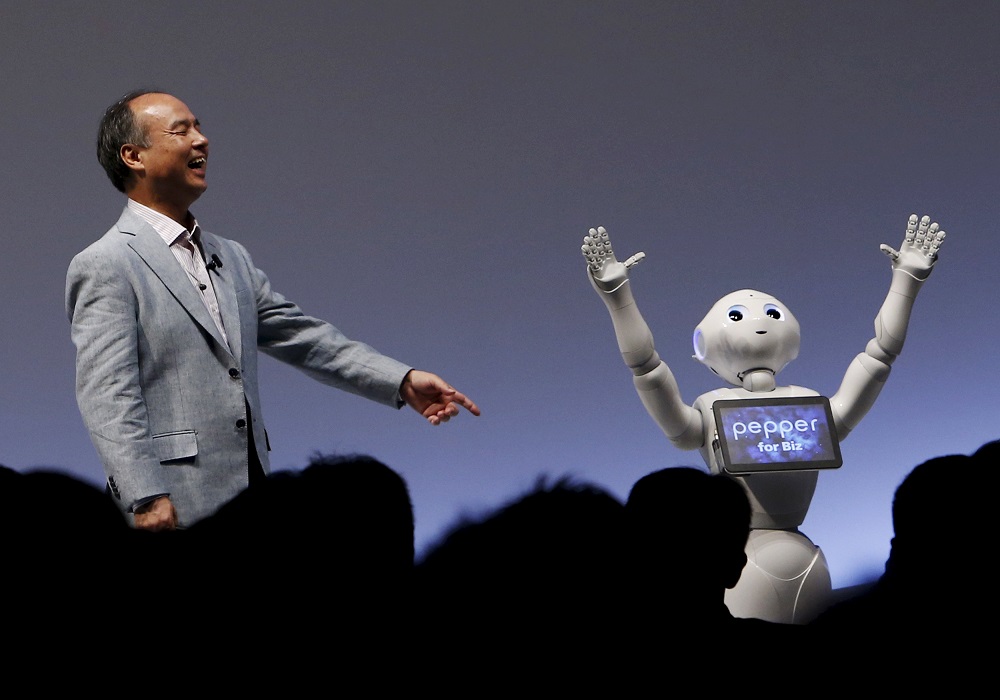 Pepper 機器人由日本Softbank、法國公司 Aldebaran Robotics 共同研發,鴻海代工製作(圖片來源/路透社)