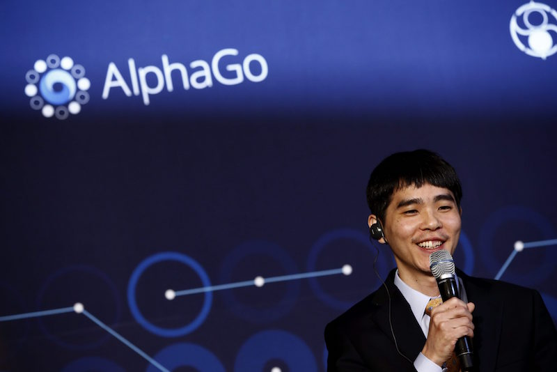 在上半年 Google 以 AlphaGo 擊敗南韓棋王李世乭後,人工智慧的能力再度引起討論話題(圖片來源/歐新)