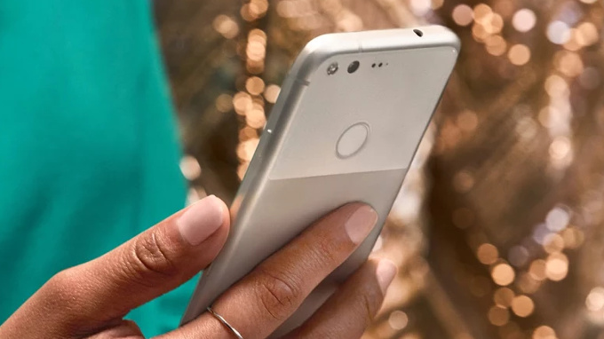 Pixel 手機採用背面指紋辨識器(圖/Google)
