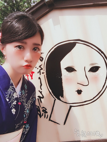 《美顏相機》App萌萌妝的「愛哭包」效果,超強的臉部辨識功能,讓一旁的人臉圖案也成了愛哭包。(圖/美圖提供)