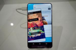 這才是 iPhone 的理想設計?Sharp 新機展示絕美螢幕! 這才是 iPhone 的理想設計?Sharp 新機展示絕美螢幕!