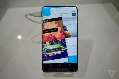 這才是 iPhone 的理想設計?Sharp 新機展示絕美螢幕! 這才是 iPhone 的理想設計?Sharp 新機展示絕美螢幕!