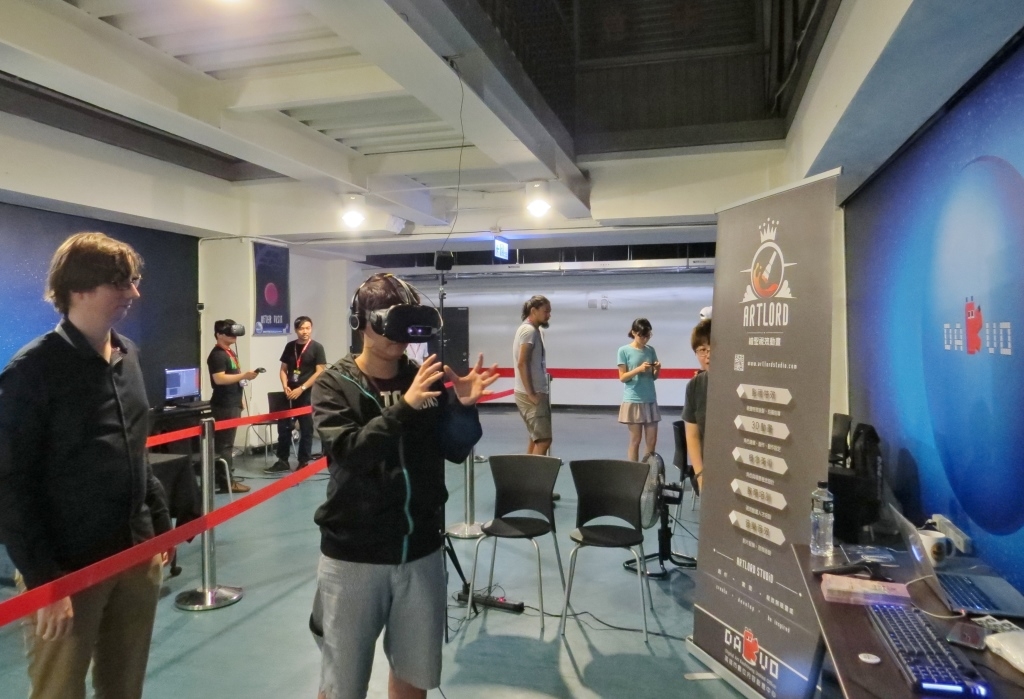VR 裝置於今年被各 3C 大廠所視為最重要的產品。(圖片來源/記者王榮祥攝)
