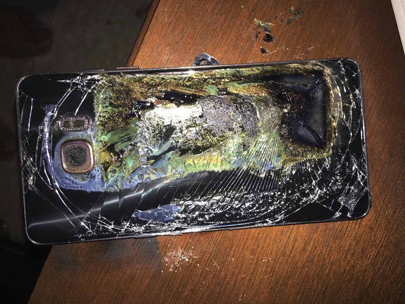 Galaxy Note 7 自從開賣以來接二連三傳出爆炸事件,導致三星不得不宣布該手機永久停產(圖/美聯社)