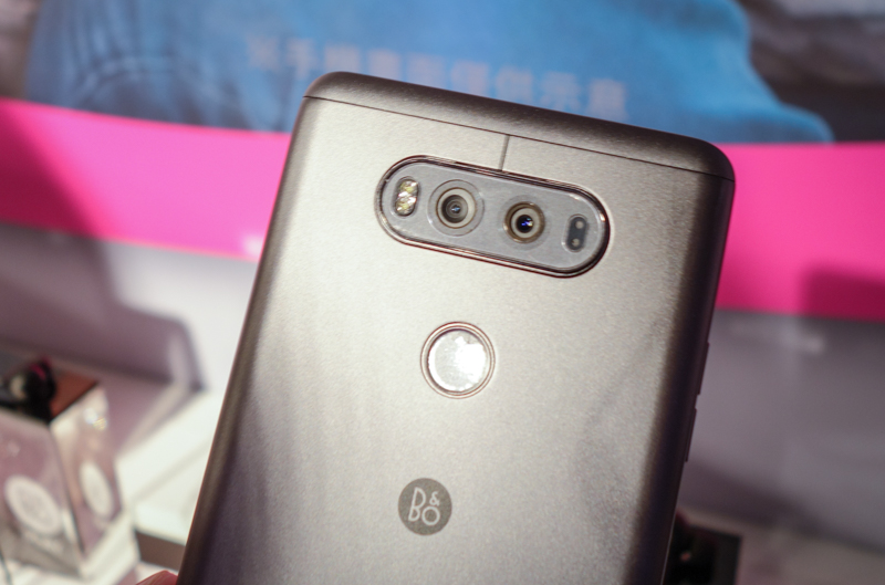 LG V20 採用 1600 萬畫素 +800 萬畫素雙鏡頭主相機(圖/記者譚偉晟拍攝)